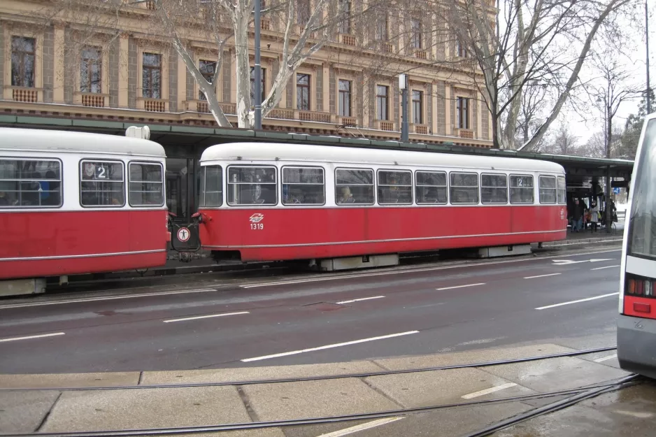 Wien sporvognslinje 2 med bivogn 1319 ved Ring, Volkstheater U (2013)