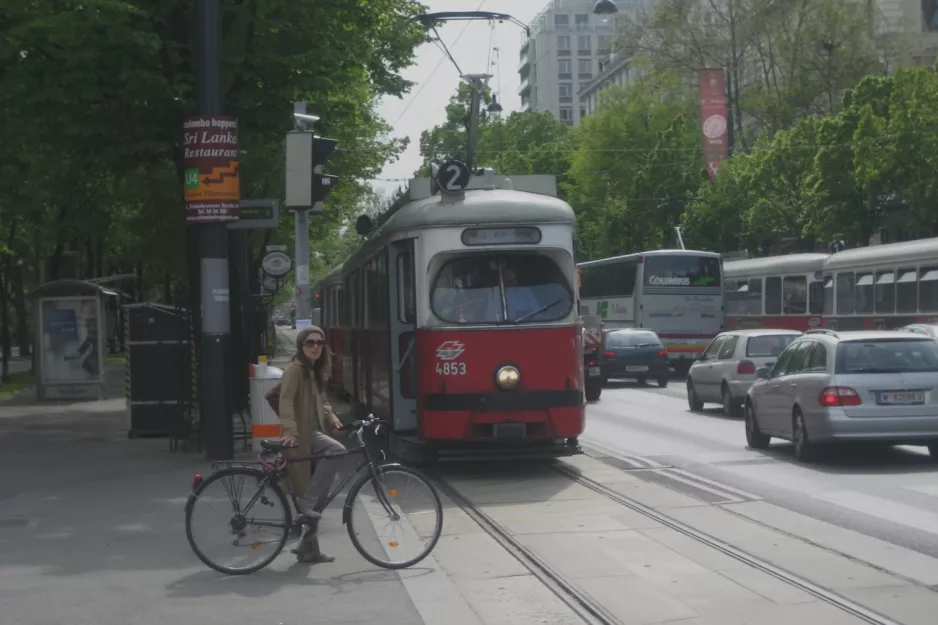 Wien sporvognslinje 2 med ledvogn 4853 ved Weihburggasse (2008)