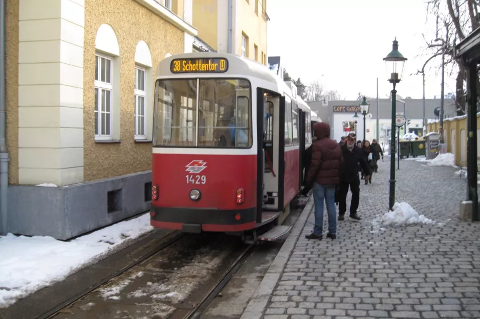 Wien sporvognslinje 38 med bivogn 1429 i Grinzing (2013)