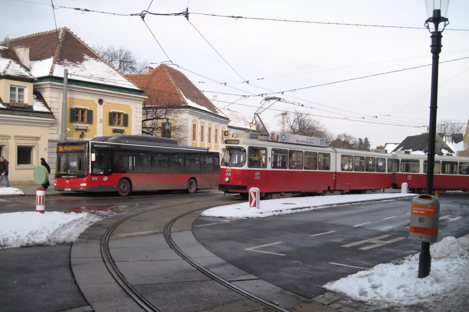 Wien sporvognslinje 38 med ledvogn 4035 ved Grinzing (2013)