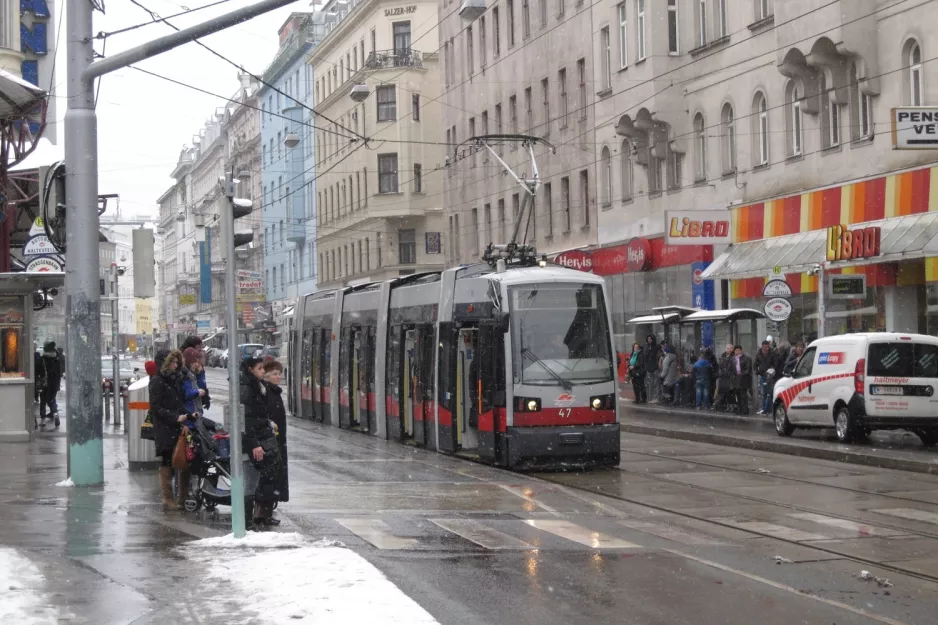 Wien sporvognslinje 44 med lavgulvsledvogn 47 ved Skodagasse (2013)