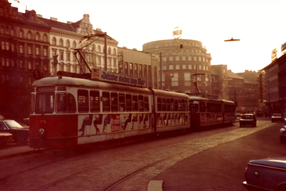 Wien sporvognslinje 5 med ledvogn 719 tæt på Westbahnhof (1982)