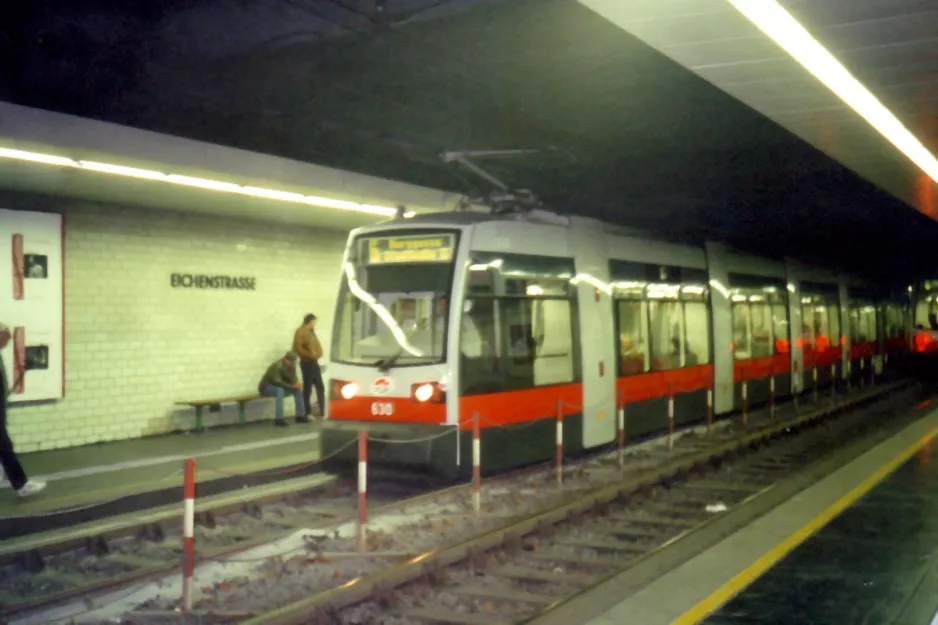 Wien sporvognslinje 6 med lavgulvsledvogn 630 ved Eichenstr. (2001)