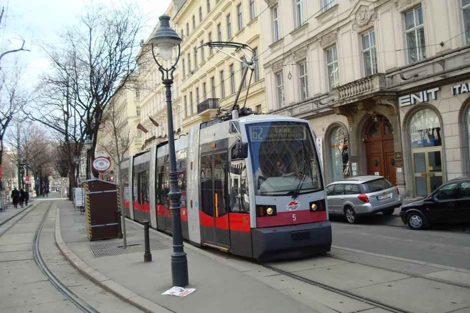 Wien sporvognslinje 62 med lavgulvsledvogn 5 ved Oper (Kärntner Ring) (2010)