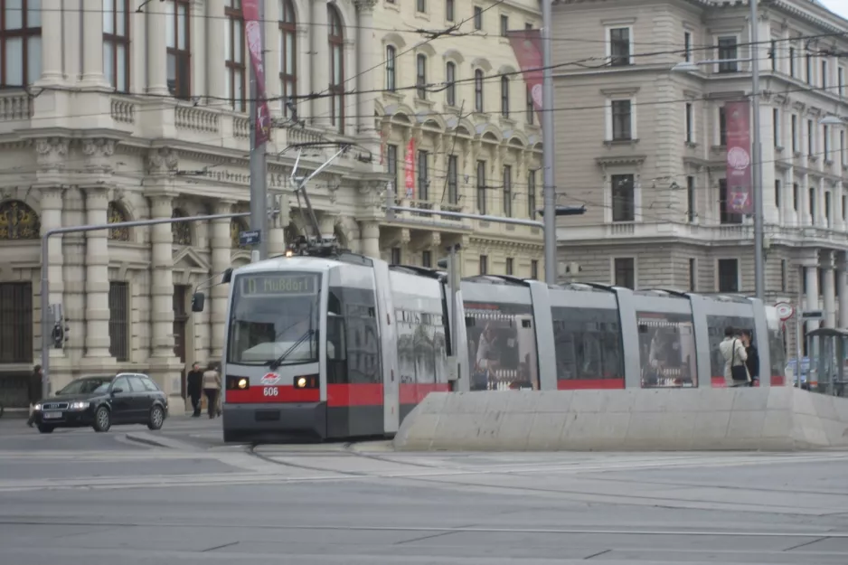 Wien sporvognslinje D med lavgulvsledvogn 606 ved Schottentor (2008)