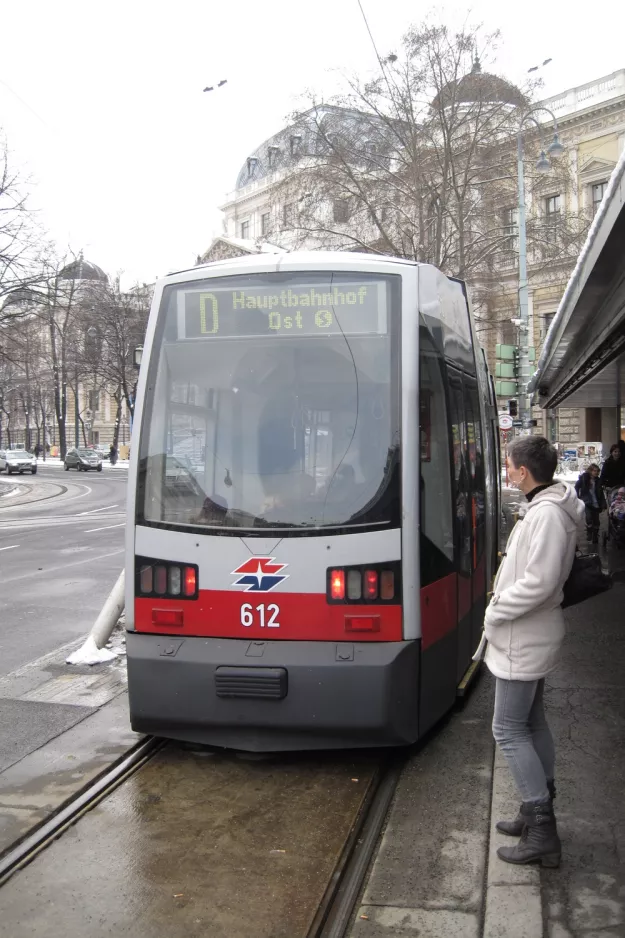 Wien sporvognslinje D med lavgulvsledvogn 612 ved Schottentor (2013)