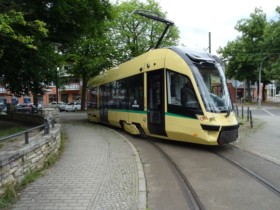 Woltersdorf lavgulvsmotorvogn 42 på Thälmannplatz (2024)