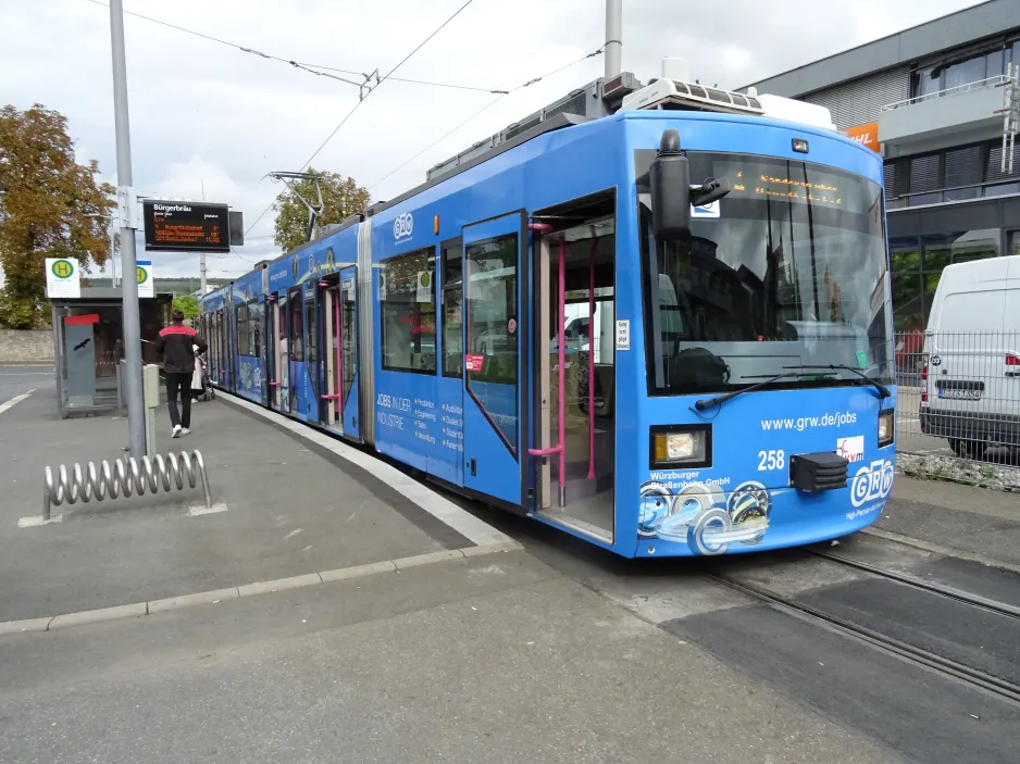 Würzburg sporvognslinje 4 med lavgulvsledvogn 258 ved Bürgerbräu, Zellerau (2024)