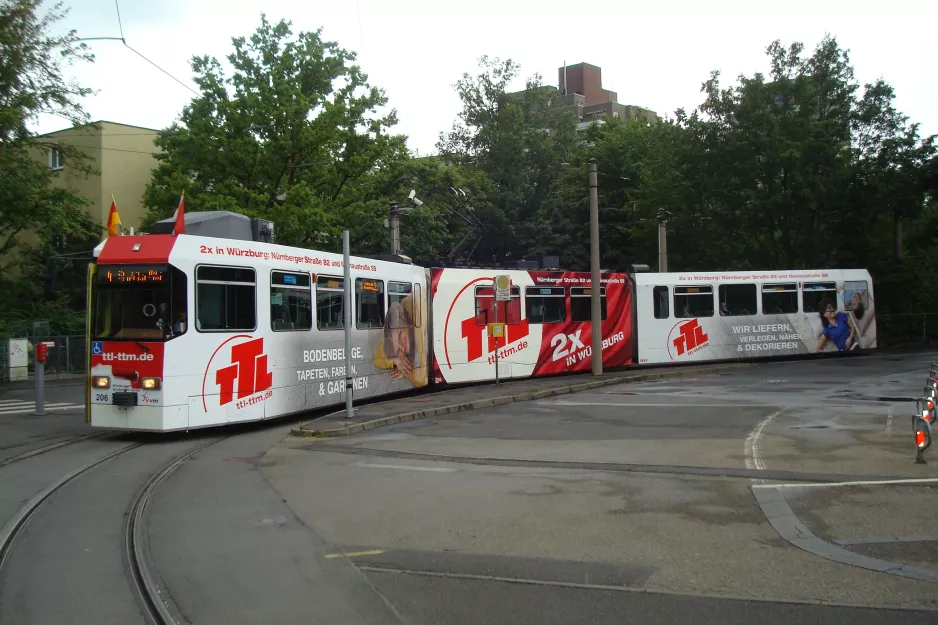 Würzburg sporvognslinje 4 med ledvogn 206 ved Sanderau, Köningsberger Straße (2014)