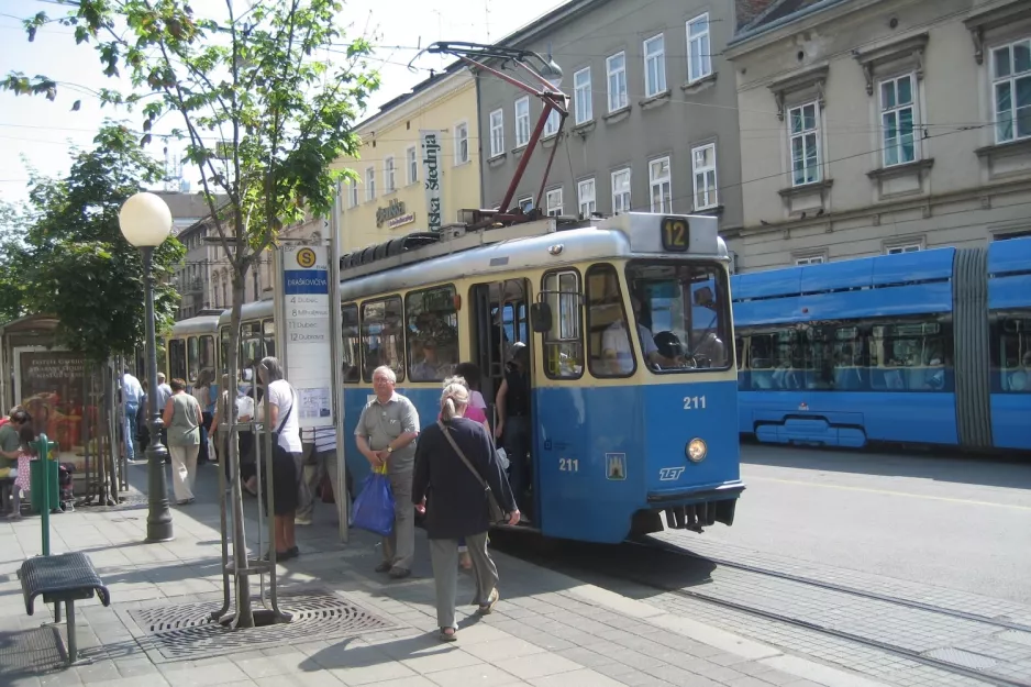 Zagreb sporvognslinje 12 med motorvogn 211 ved Draškovićeva (2008)