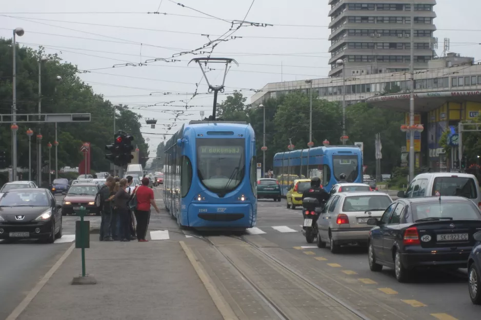 Zagreb sporvognslinje 17 med lavgulvsledvogn 2243 på Savska cesta (2008)