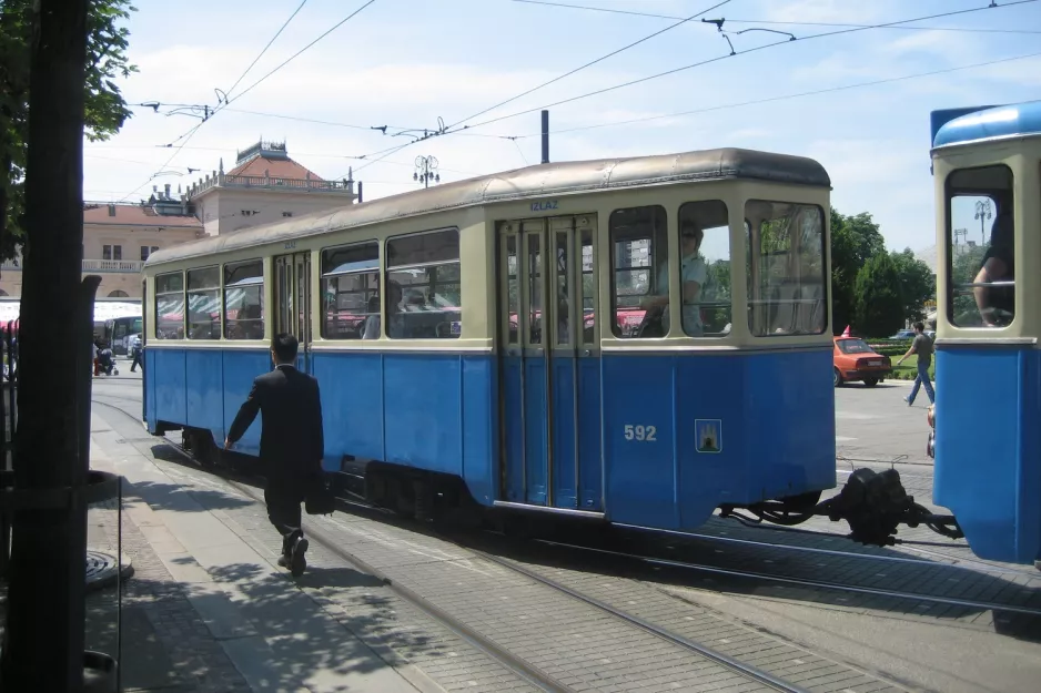 Zagreb sporvognslinje 2 med bivogn 592 ved Glavni Kolodvor (2008)