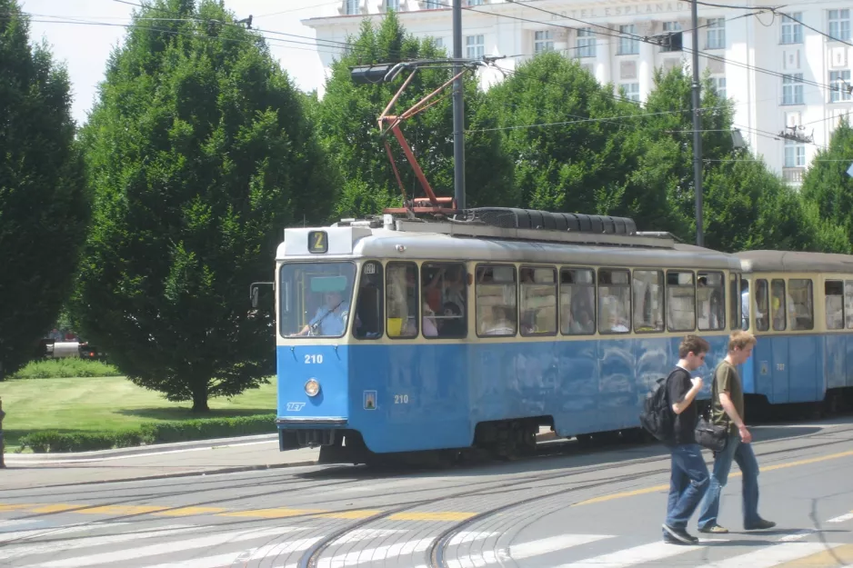 Zagreb sporvognslinje 2 med motorvogn 210 nær Glavni Kolodvor (2008)