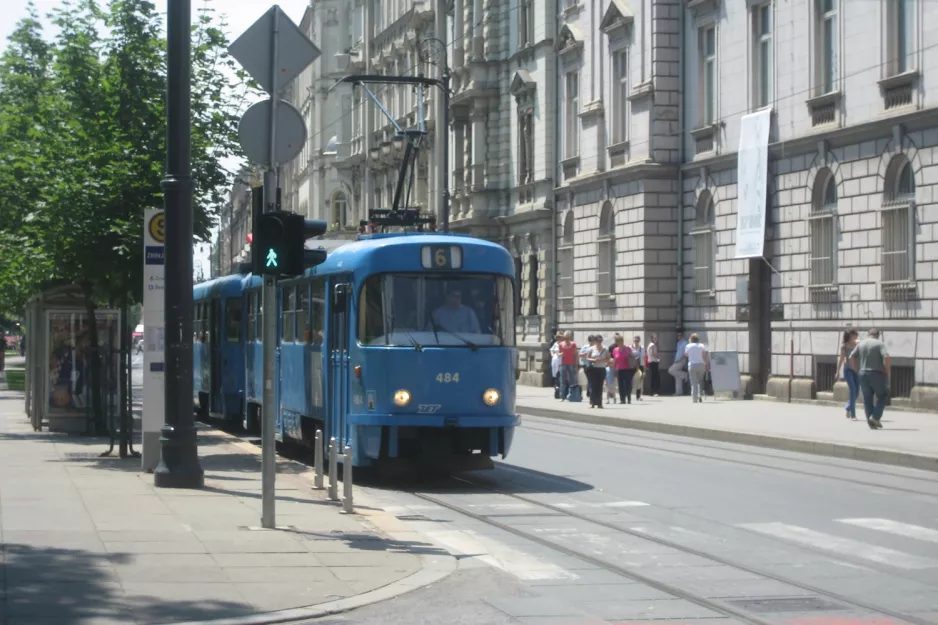 Zagreb sporvognslinje 6 med motorvogn 484 ved Zrinjevac (2008)