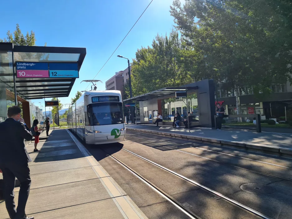 Zürich regionallinje 12 med lavgulvsledvogn 3070 ved Lindberghplatz (2020)