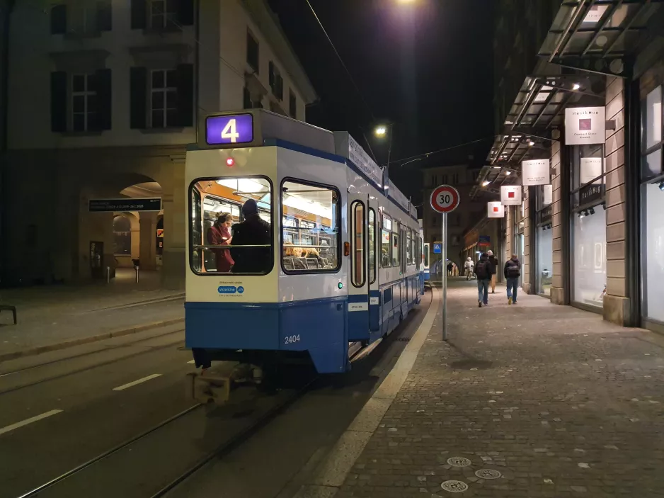 Zürich sporvognslinje 4 med lavgulvsbivogn 2004 på Rathaus (2020)