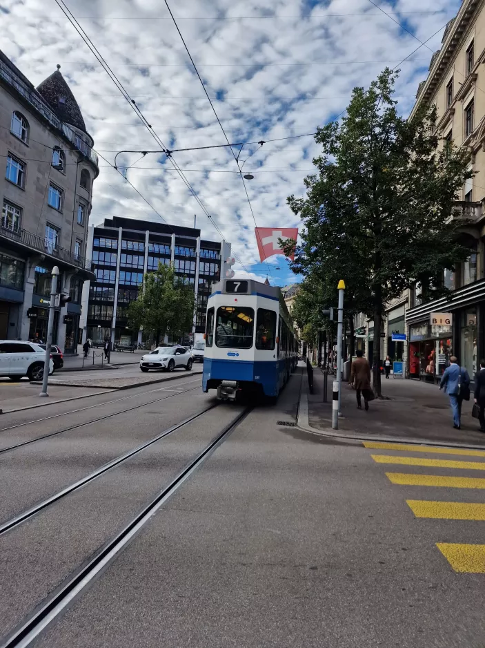 Zürich sporvognslinje 7 med ledvogn 2067 ved Bahnhofstr. / HB (2023)