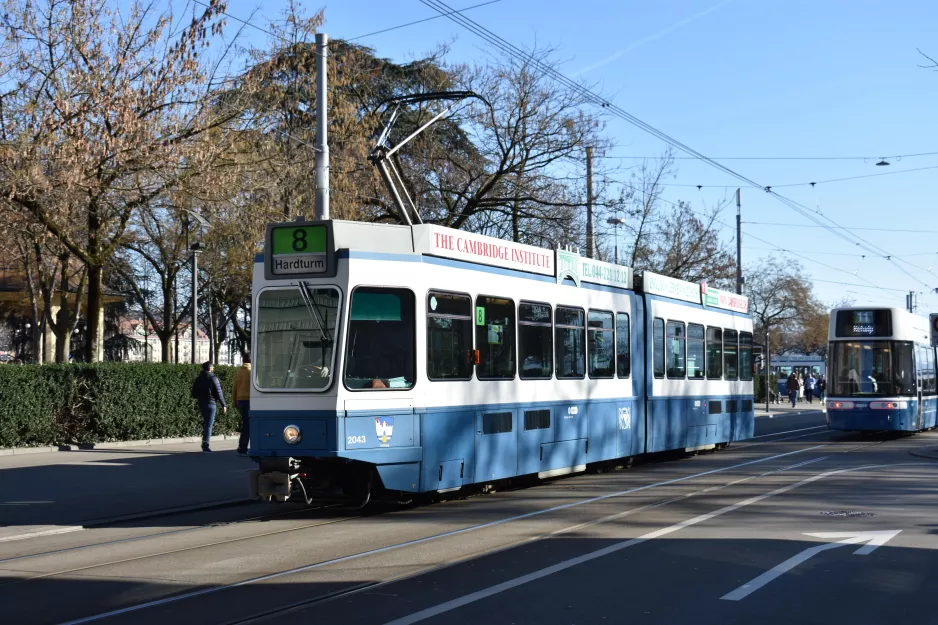 Zürich sporvognslinje 8 med ledvogn 2043 på Theaterstrasse (2021)