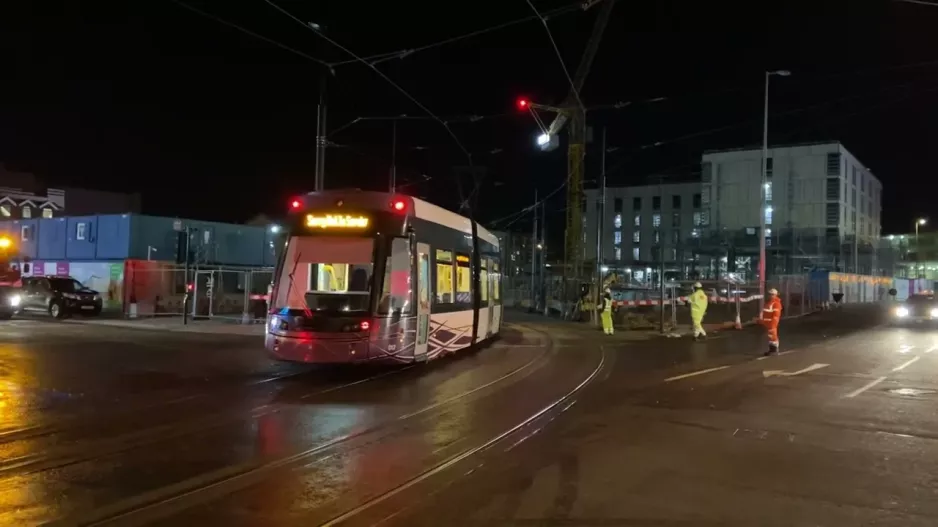 Første sporvogn til at køre ind i det nye byggeri på talbot-vejen på test