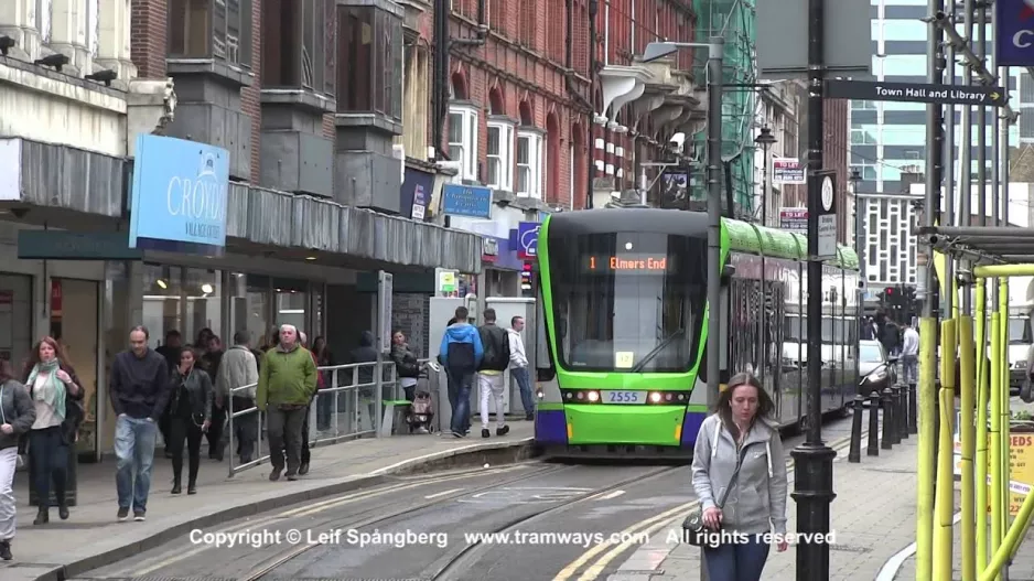 London Tramlink sporvogne på George Street, Croydon, London