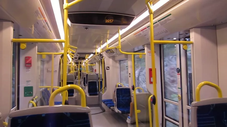 Stockholm: inde i CAF Urbos A36 sporvogn nr. 556, rute 21 (Högberga - Kottla)